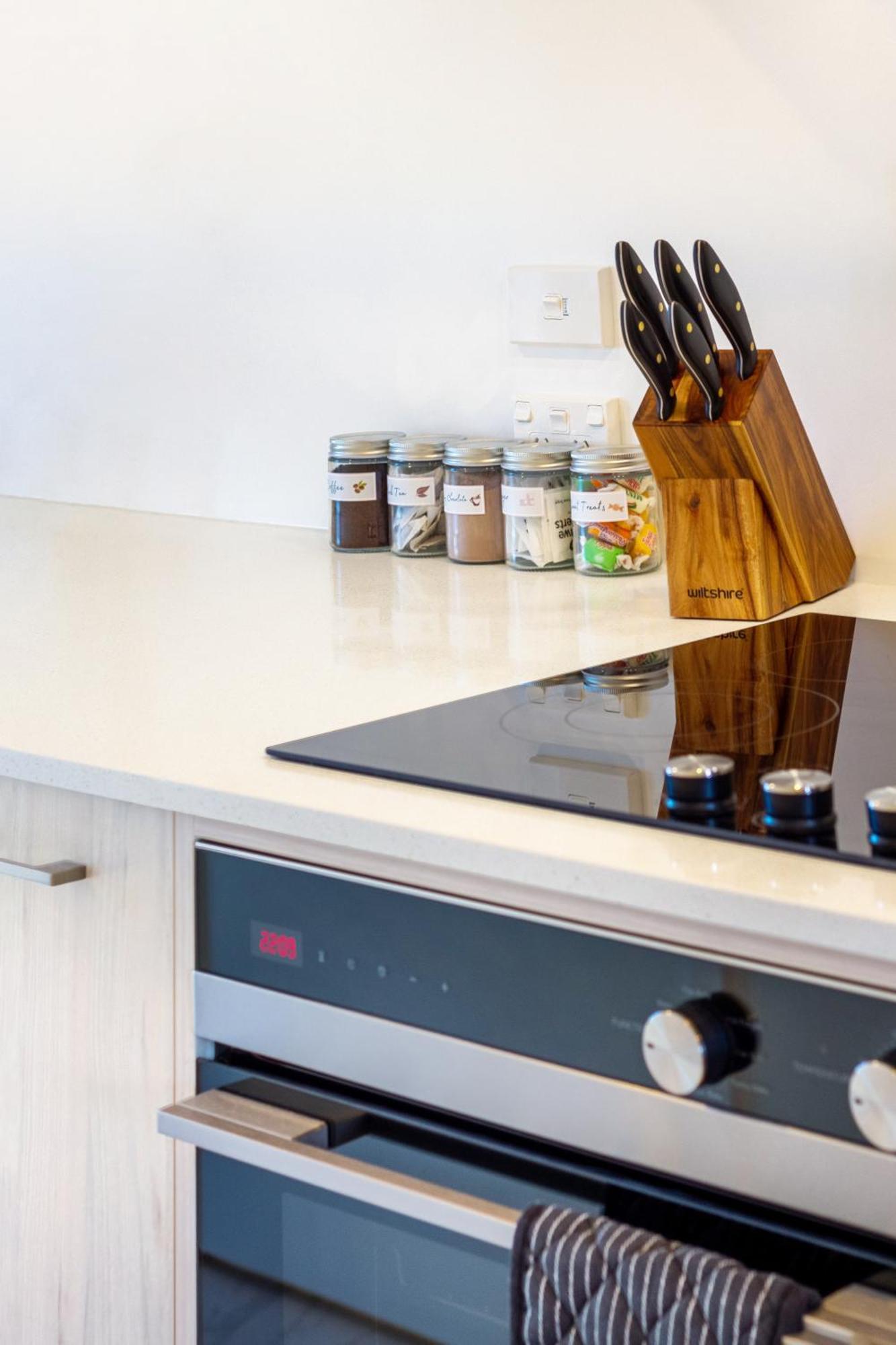 City Living: Upper Studio Haven On Wilmer Christchurch Extérieur photo